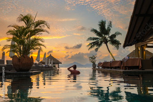 Fotografía Relaxing in luxury by the serene infinity pool during a stunning Seychelles suns