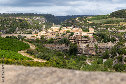 Tableau sur toile Minerve, village médiéval perché sur un éperon rocheux au cœur des gorges dans l
