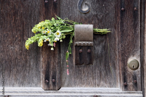 Blumenstrauß an einer uralten Holztür