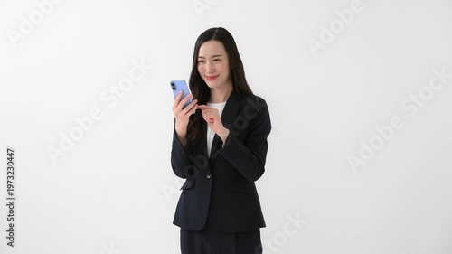 スマートフォンを持つ女性