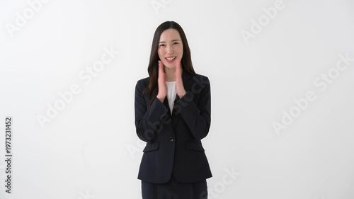 拍手をする女性