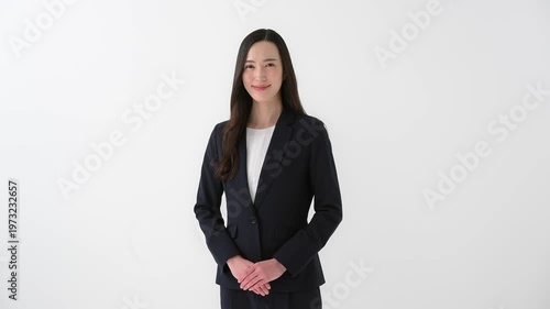 笑顔で立つビジネスウーマン