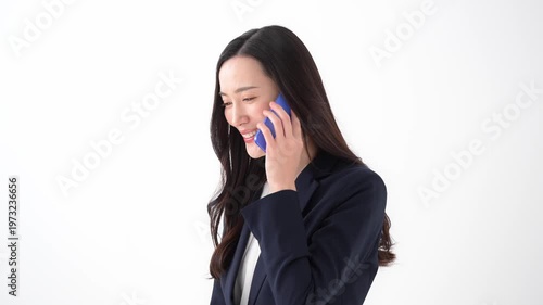 スマートフォンを持つ女性