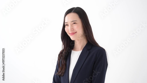 笑顔で立つビジネスウーマン