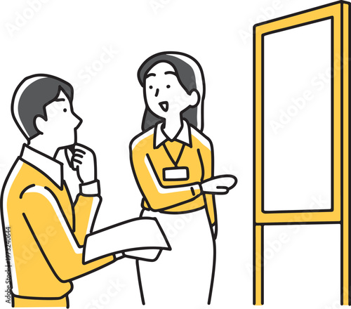 男性にボードを指して説明する女性