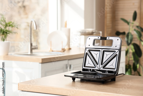 Modern sandwich maker on ta...