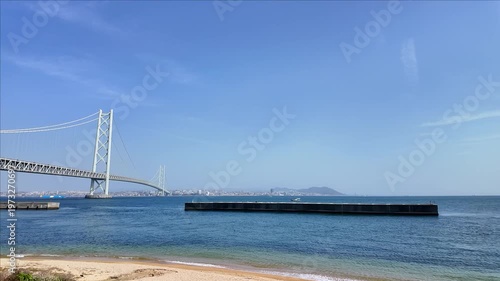 淡路島北端から眺める明石海峡大橋と大阪湾