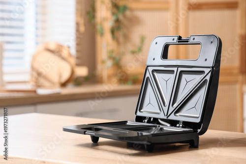 Modern sandwich maker on ta...