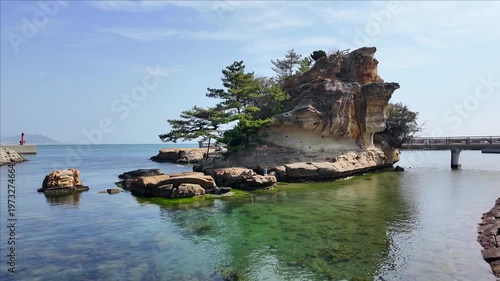 淡路島北端にある侵食によってできた絵島