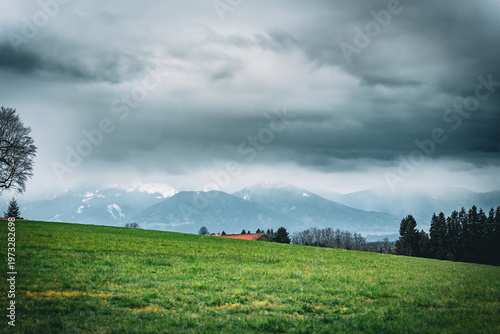 Blick auf die wolkenverhangenen Berge, in der Nähe von Riedering in Bayern