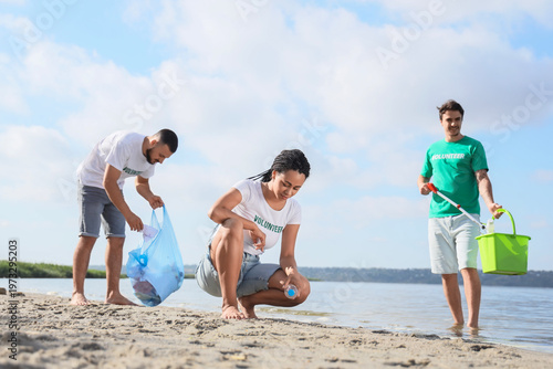 Young volunteers cleaning u...