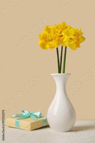 Vase with narcissus flowers...