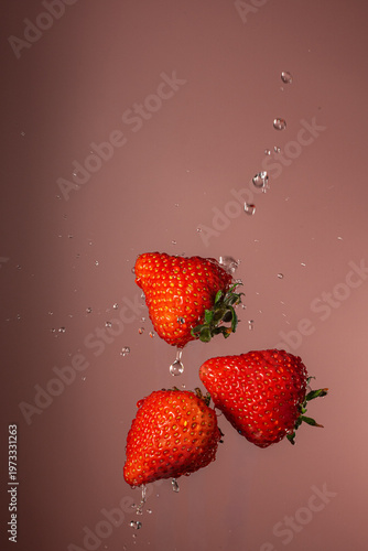 美味しそうな苺と水しぶき