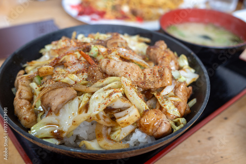 日本の岡山県の蒜山高原のとても美味しいホルモン丼