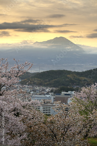 鳥取県米子市の春の米子城跡からの伯耆大山の夜明け