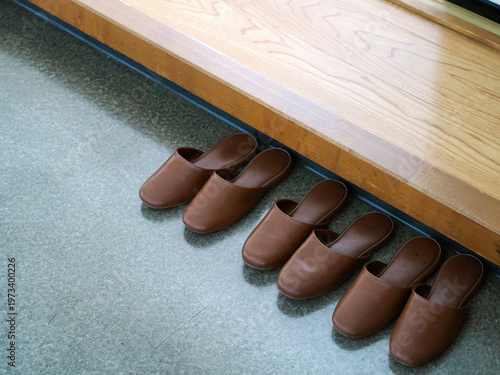 日本の小上がりに並べられたスリッパ