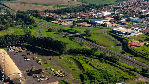 Foto An aerial view of a suburban landscape with a highway and industrial area surrou