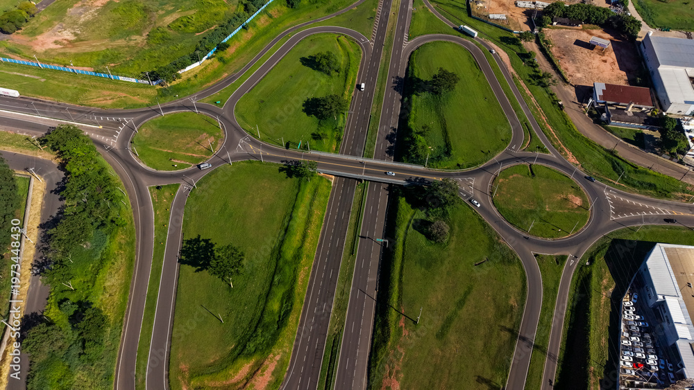 Naklejka premium An aerial view of a complex highway interchange with multiple roundabouts and green spaces