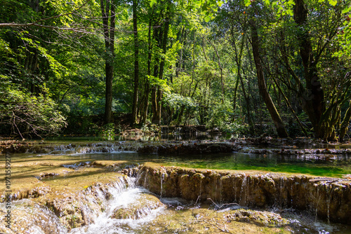 Cascade des Tufs aux Planches-près-Arbois, chutes d’eau et rivière Cuisance dans un environnement naturel et boisé du Jura, paysage de forêt et eau dans le département du Jura, Bourgogne-Franche-Comté