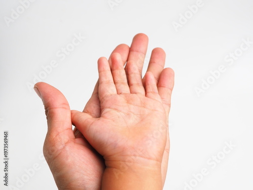 Foto Adult hand holding child's hand on white, representing family love, care, and pr