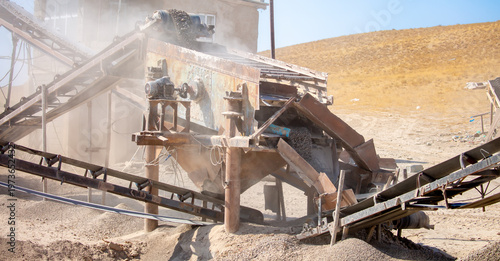 Foto Vibrating screen stone crusher in operation