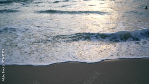 onde del mare in primo piano al tramonto