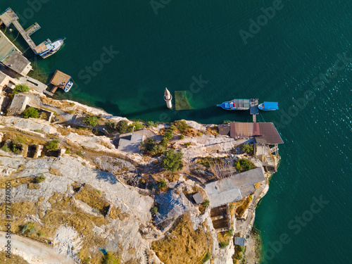 Tableau sur toile Savasan Village in Halfeti, Sanliurfa, Türkiye, is partially submerged by the Euphrates due to the Birecik Dam, creating a striking scene of abandoned houses and rising waters