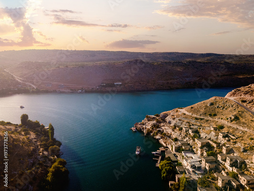 Bild auf Leinwand Savasan Village in Halfeti, Sanliurfa, Türkiye, is partially submerged by the Euphrates due to the Birecik Dam, creating a striking scene of abandoned houses and rising waters