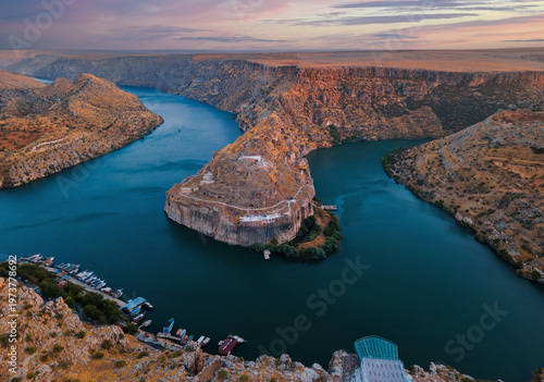Fényképezés Rumkale fortress stands on cliffs at the confluence of the Euphrates River and Merzimen Stream in Nizip Gaziantep, Türkiye, offering dramatic views and rich historical heritage