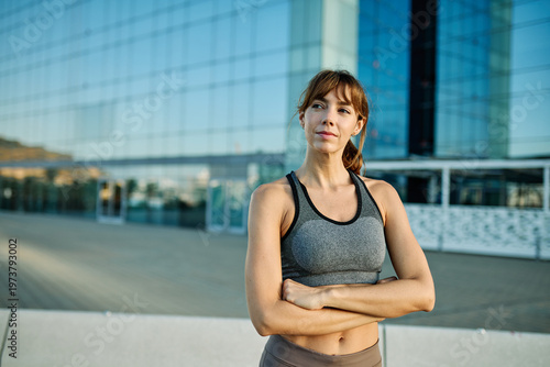 Portrait opf a young woman prepering to exercise in sportwear posing for a portrait lookin at camera