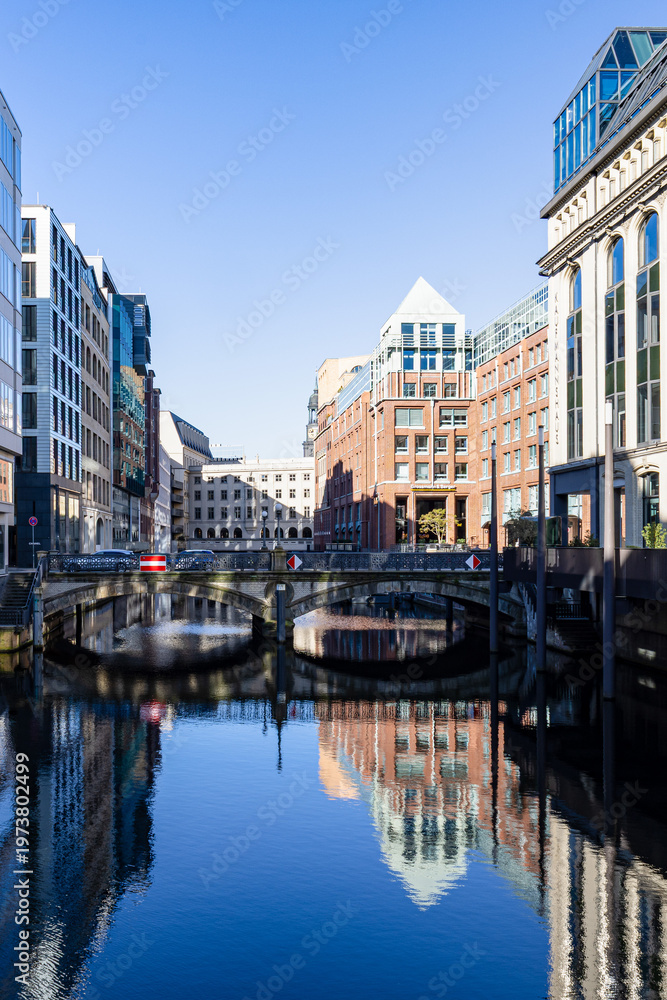 Obraz premium Morning view of Hamburg canal with bridge and colorful buildings reflected in water
