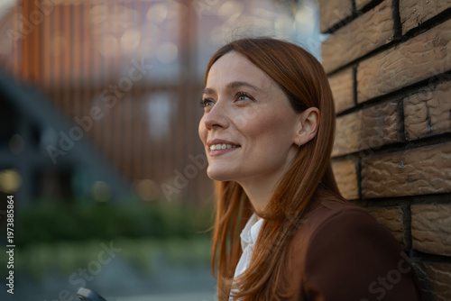 Foto Happy business woman looking up outdoors
