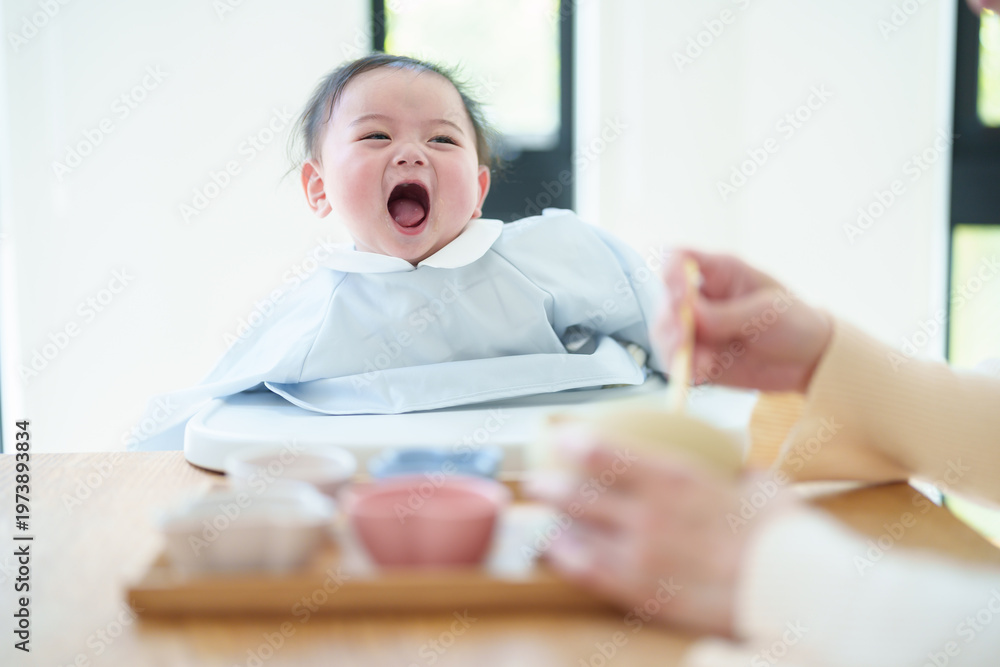 Naklejka premium 離乳食を食べる赤ちゃん
