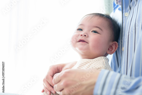 Foto 父親に抱かれる赤ちゃん