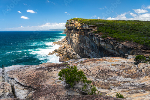 Foto Dramatic coastal cliffs and deep blue ocean along the Eagle Rock coastal walk in Royal National Park, New South Wales, Australia