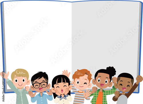 空欄のノートと多国籍、多人数の元気な6人の子どもたちの上半身