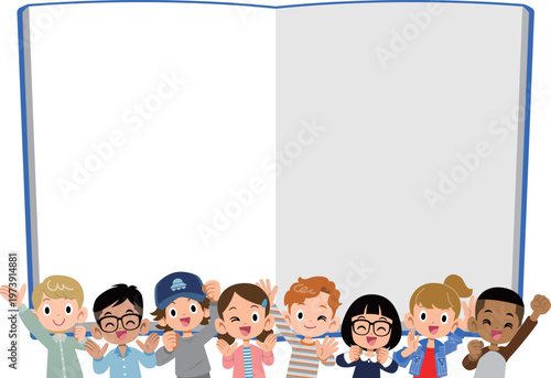 空欄のノートと多国籍、多人数の元気な8人の子どもたちの上半身