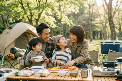 キャンプ場で料理を楽しむ笑顔の家族 野外調理 食育 夏休み Generative AI