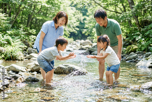 山の清流で水遊びをする家族 川遊び 夏のレジャー 自然体験 Generative AI