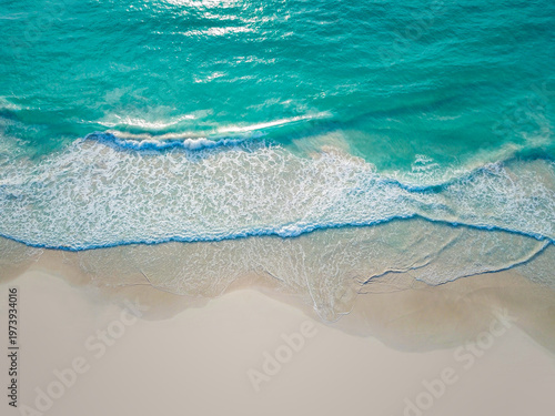 Foto Aerial Drone Top Down View of Tropical Turquoise Ocean and White Sand Beach