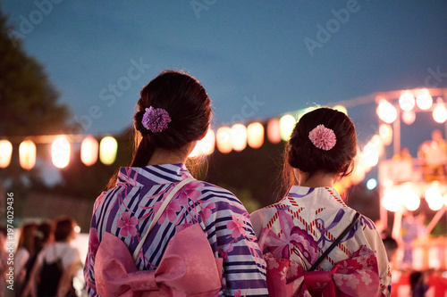 浴衣の帯と髪飾りが美しい女性二人の後ろ姿