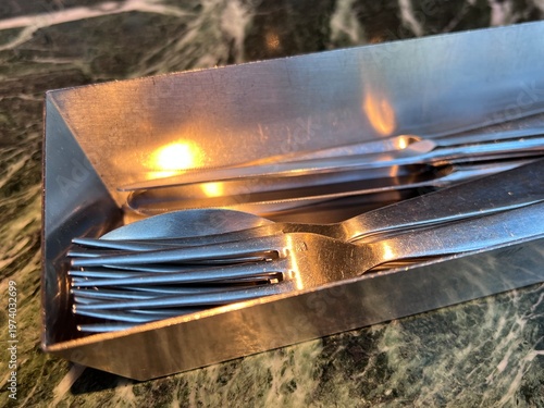 大理石模様のテーブルの上のスタイリッシュなフォークとナイフ