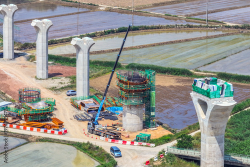 고속철도 교각을 세우는 공사현장