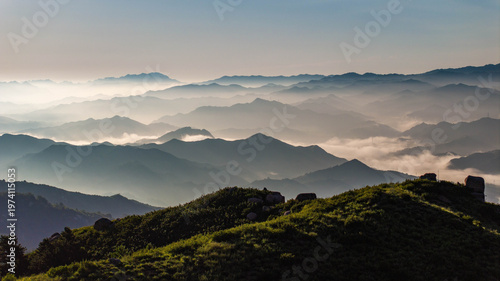 Foto Layered mountain ranges covered by a sea of clouds at sunrise in northern China