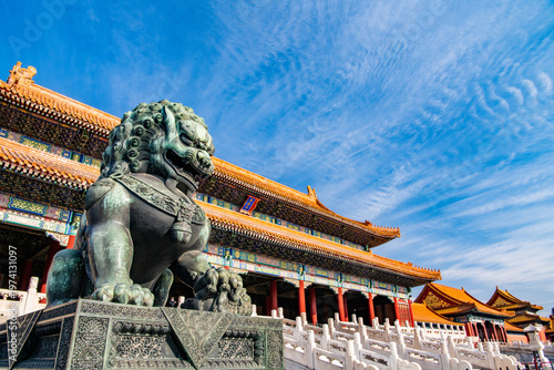 Foto Ancient guardian lion statue standing before imperial palace architecture in the Forbidden City, symbolizing authority, power and dynastic strength