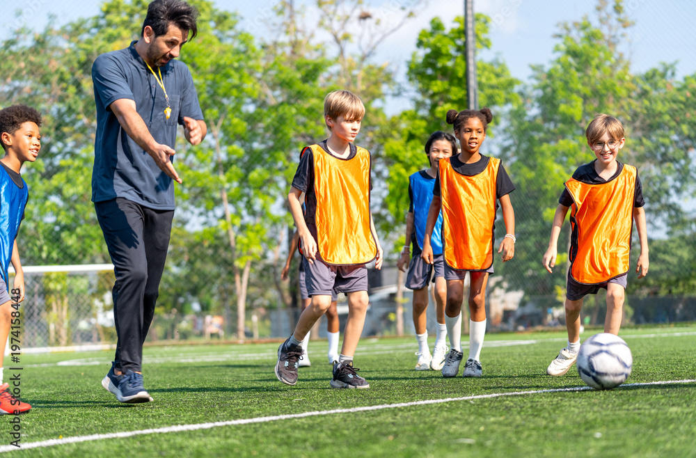 Obraz premium Coach walk and point to the position to kick the soccer ball during practice in the field for the competition with day light.