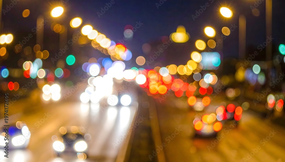 Fototapeta premium Fondo urbano desenfocado de tráfico nocturno con luces bokeh de coches en una carretera concurrida