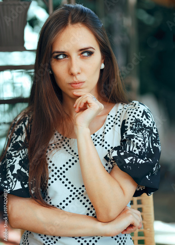 Quadro su tela Intrigued Woman looking Suspiciously to the Side