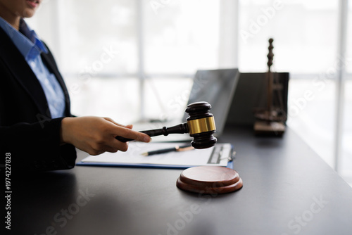 Foto Professional hand holding gavel ruling verdict in courtroom
