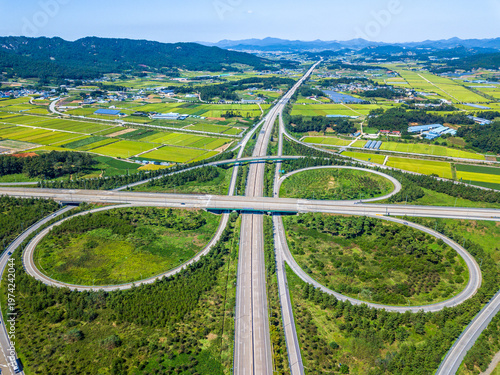 고속도로 교차점의 여름풍경